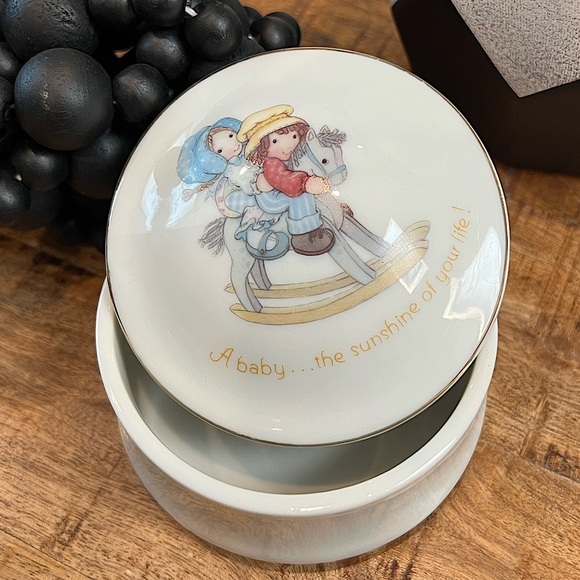 Little Blessings Genuine Porcelain Round Trinket Box. Made in Japan Circa 1980 - Picture 1 of 15